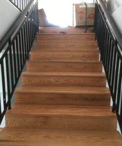 Cầu thang sắt hộp ốp gỗ tự nhiên CT01