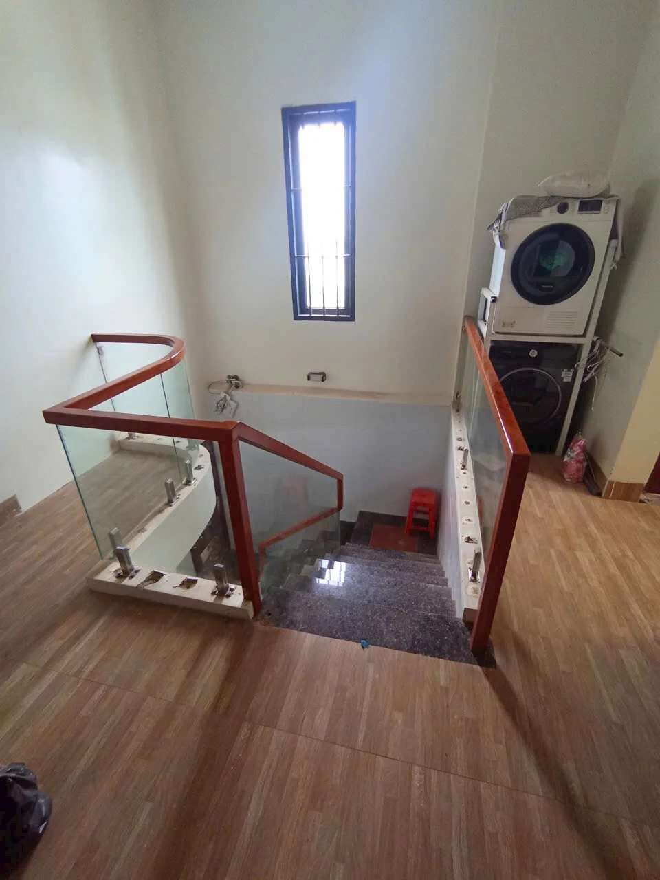 Lan can, cầu thang kính